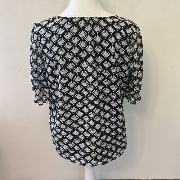 J. Crew Black and White Patterned short sleeve blouse Size S EUC - Picture 6 of 8